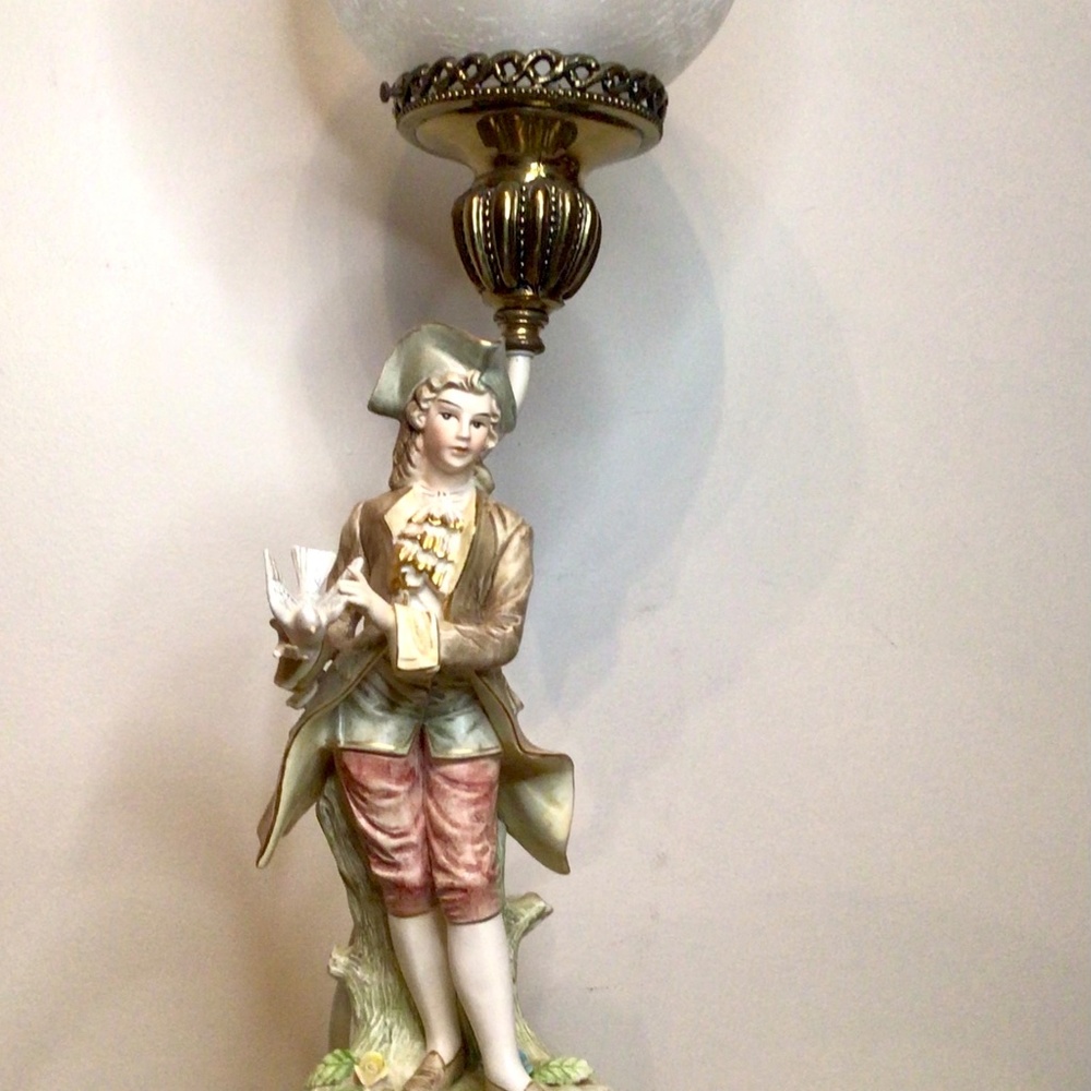 French Italian Porcelain Table Lamp with Frosted Globe from the late 40’s